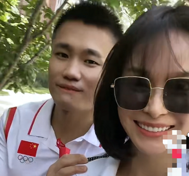 视频中,吕小军和老婆郭喜艳都穿着白色的国家队运动服,郭喜艳还带着一