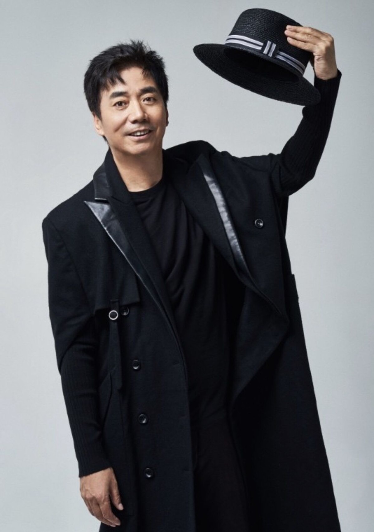 隐形富豪范明豪宅大院里遛狗56岁状态仍好室内装修似宫殿