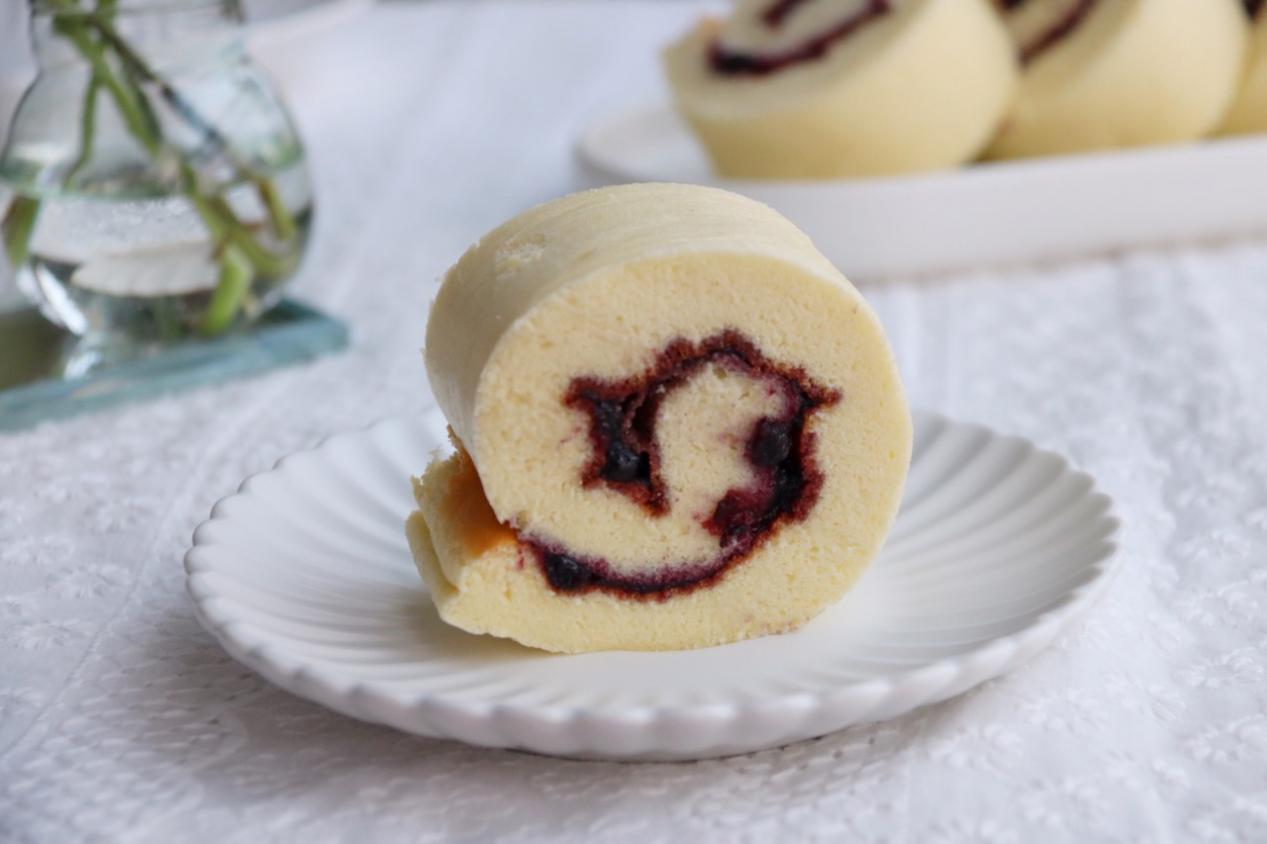 自制蓝莓蛋糕卷,做法不难,味道比买的强多了