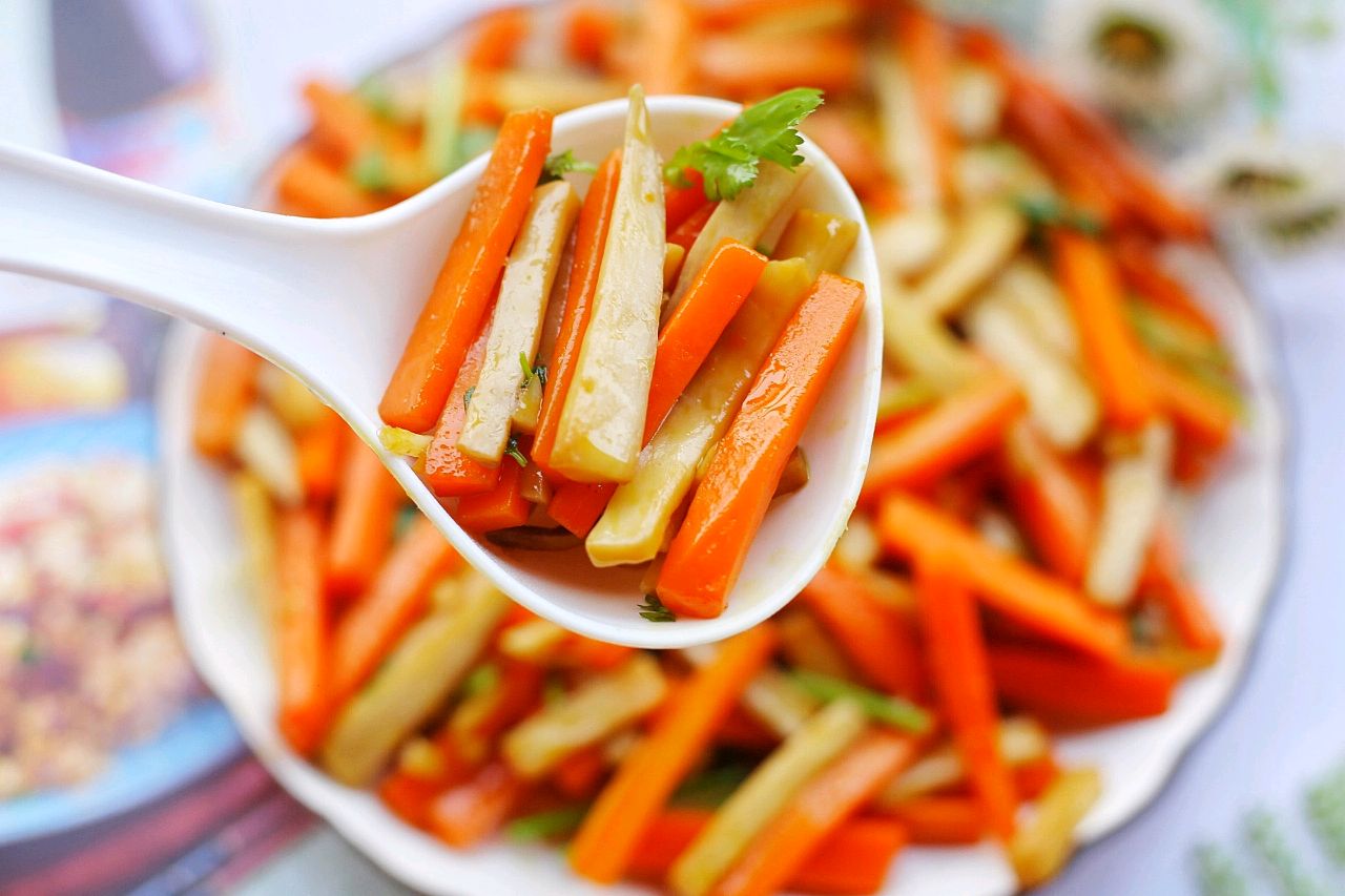 杏鲍菇搭配胡萝卜随手一炒鲜美又下饭低脂又健康