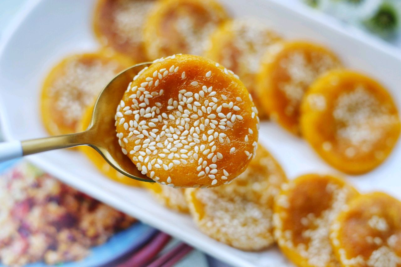 南瓜别总炖了教你做一道奶香南瓜芝麻饼香甜软糯孩子很爱吃