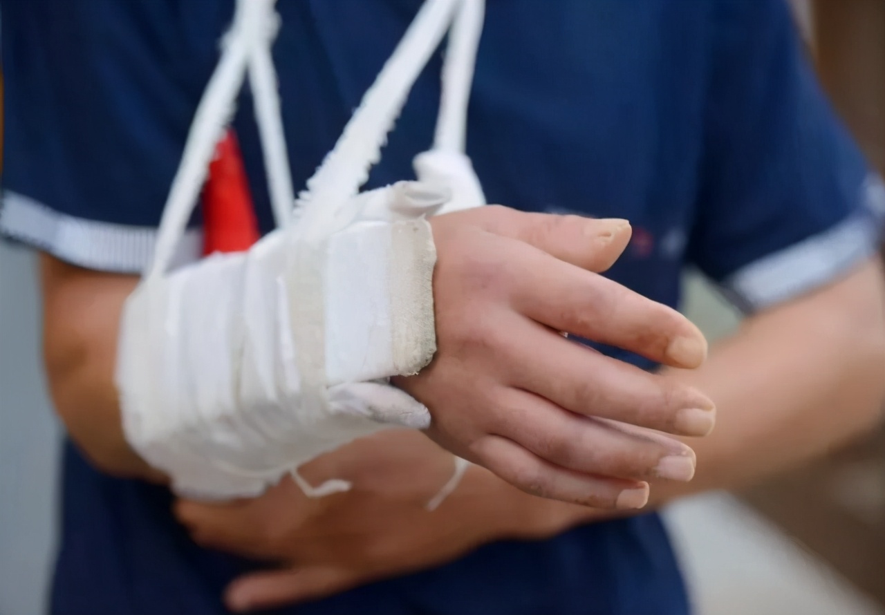 俩娃凌晨躺过道,爸妈却在搓麻将,兄妹成了另类“挂钥匙儿童”?休闲区蓝鸢梦想 - Www.slyday.coM 俩娃凌晨躺过道,爸妈却在搓麻将,兄妹成了另类“挂钥匙儿童”?休闲区蓝鸢梦想 - Www.slyday.coM