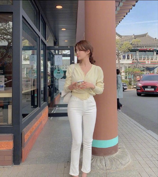 建议皮肤较黑的女生,多穿这几种颜色的"上衣",显白又高级