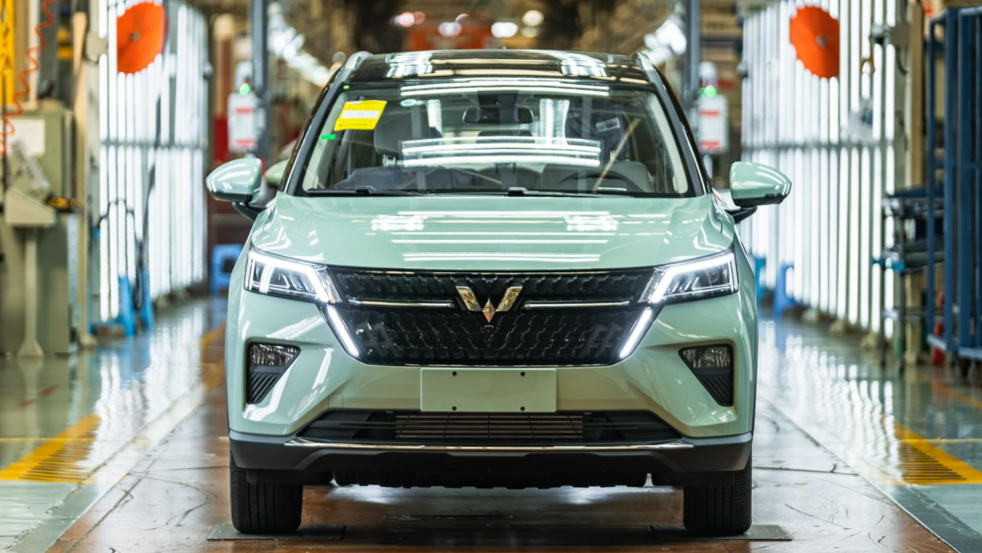 五菱全新suv正式下线,双色车身,轴距2米75,品质可媲美丰田