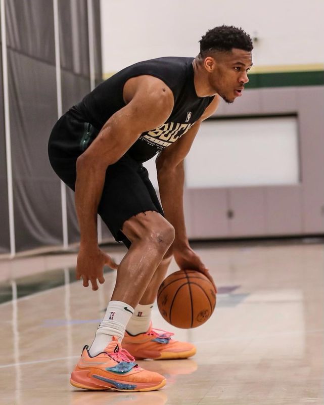 字母哥与00后弟弟在球馆合练,他们已经用上新的nba比赛用球