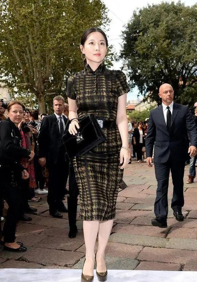 李英爱也青睐旗袍东方女性的端庄美轻松展现倩影身材让人着迷