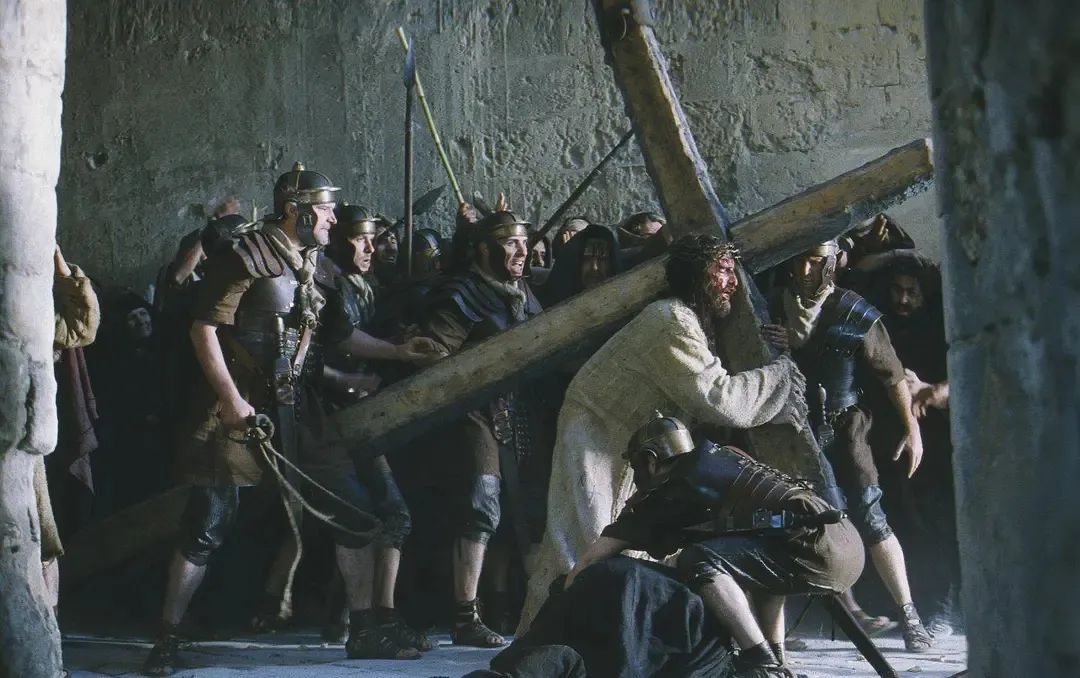 旷野中的高文主动扛起自己的"罪"——那把砍下绿骑士头颅的绿色板斧