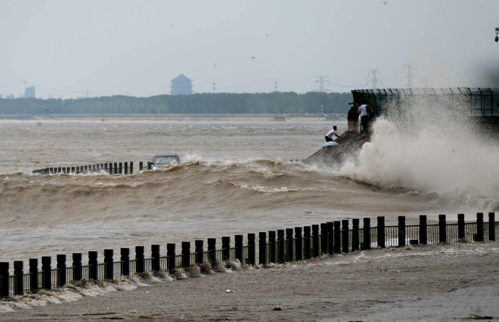 钱塘江鬼王潮气势大