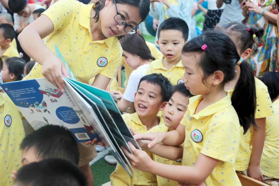 深圳专门出台政策，要求到2020年，每个有条件的社区至少有1到2所公办幼儿园，公办幼儿园和普惠性民办幼儿园在园幼儿占比达80%，破解入学难问题。（图片来源：视觉中国）