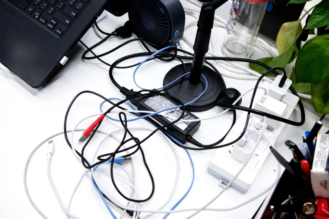 超酷的黑科技!一根充电线,竟然能给6个设备同时充电?__财经头条