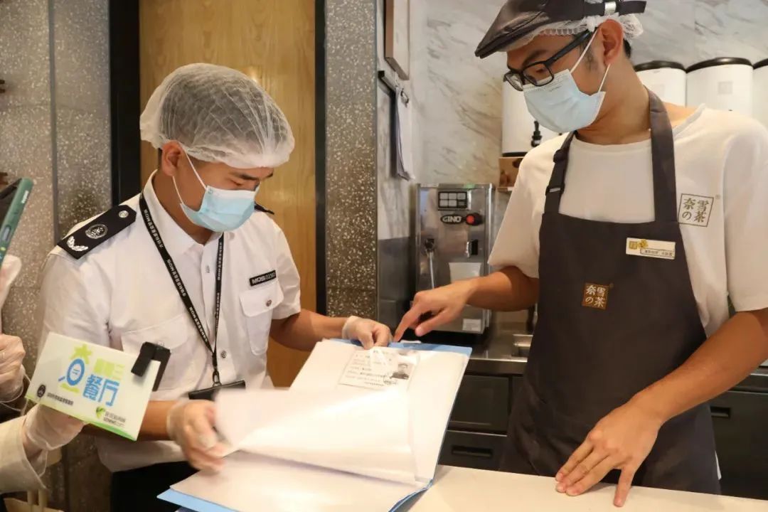 △&nbsp;广东省市场监管人员对&ldquo;奈雪的茶&rdquo;门店开展食品安全检查
