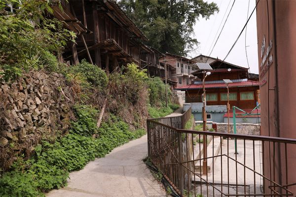 剑河县柳川镇南脚村村寨步道.张美摄