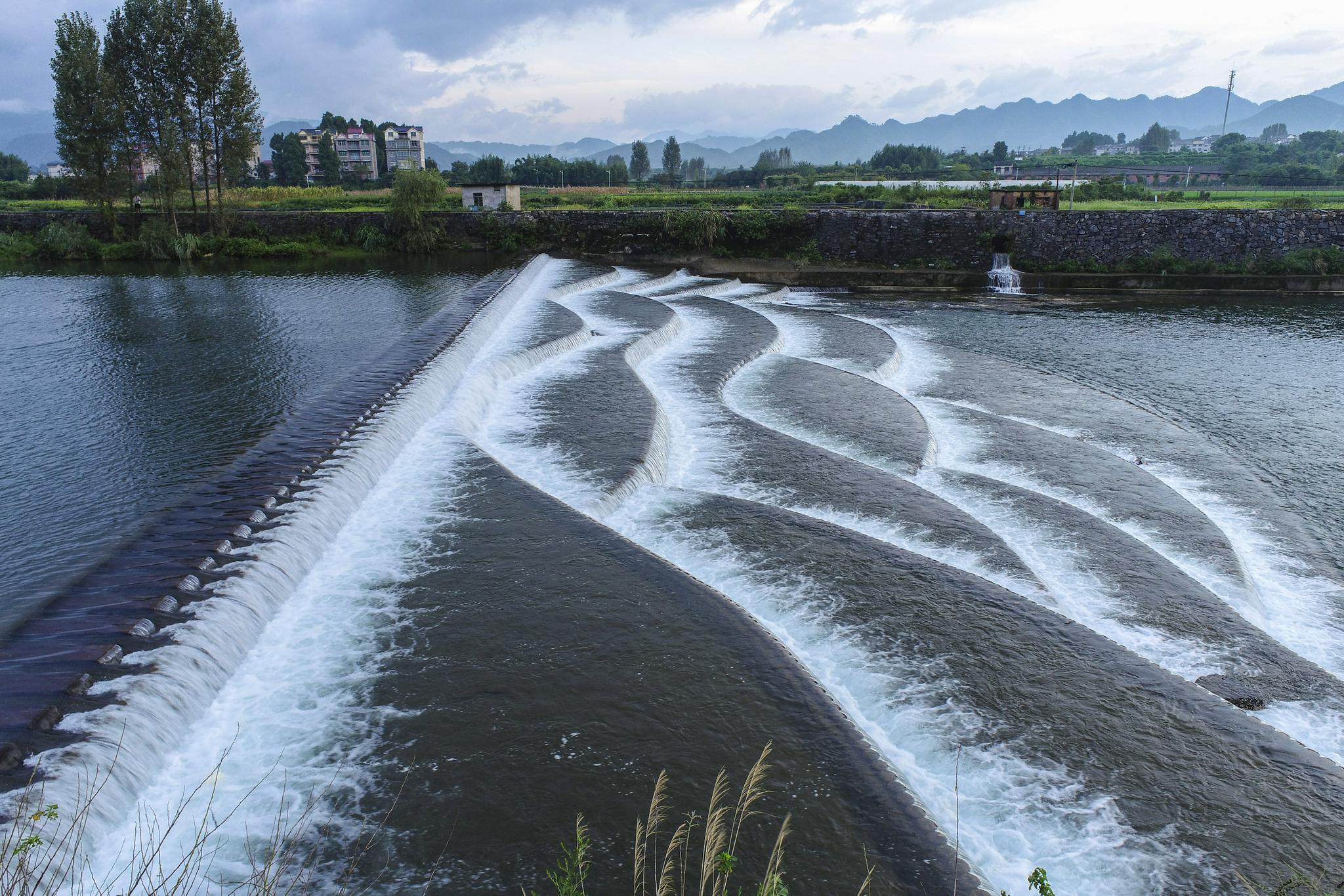 8月25日,俯瞰淳安县汾口镇三底村武强溪上的鱼鳞坝.