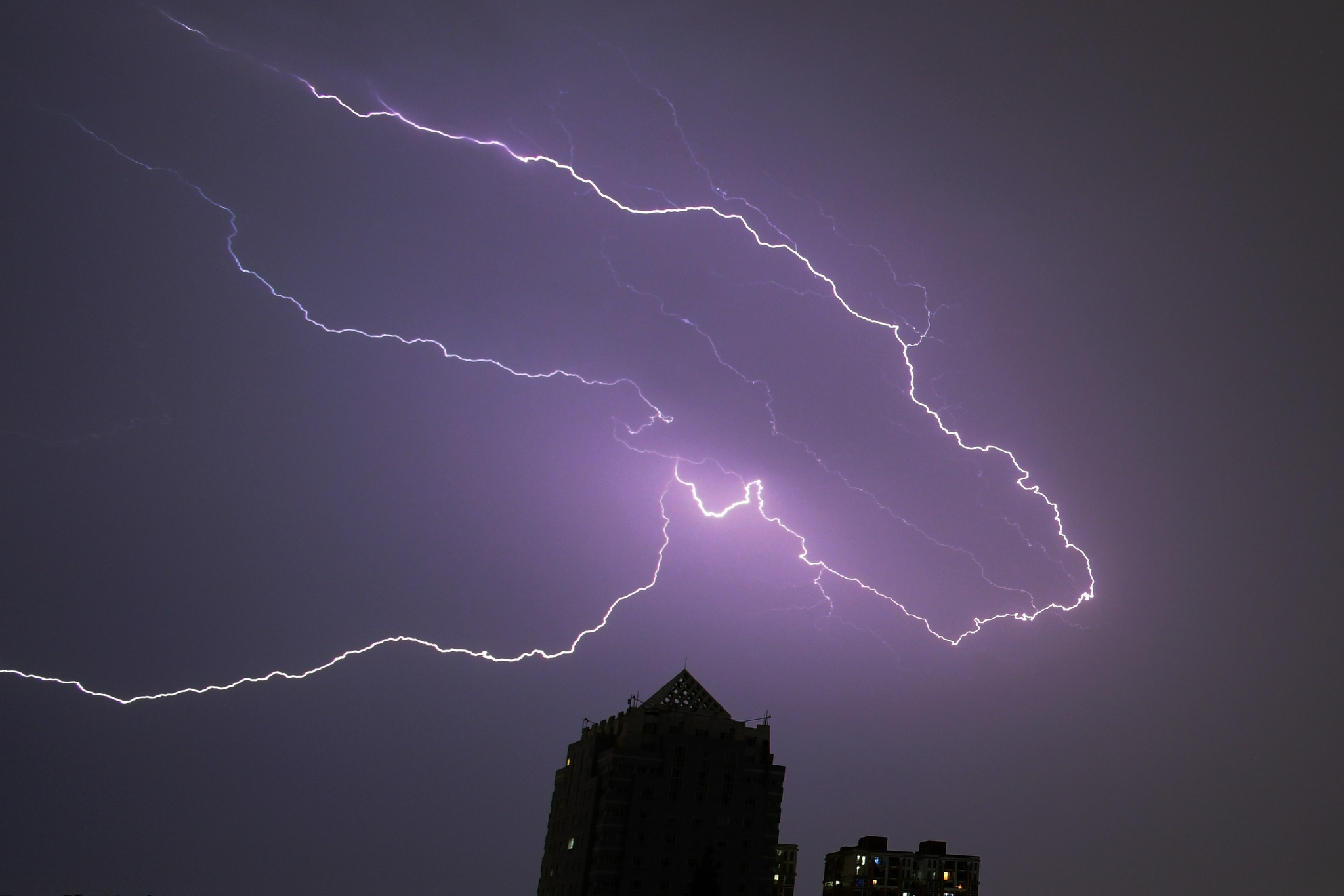 电闪雷鸣 暴雨袭杭|杭州市_新浪新闻
