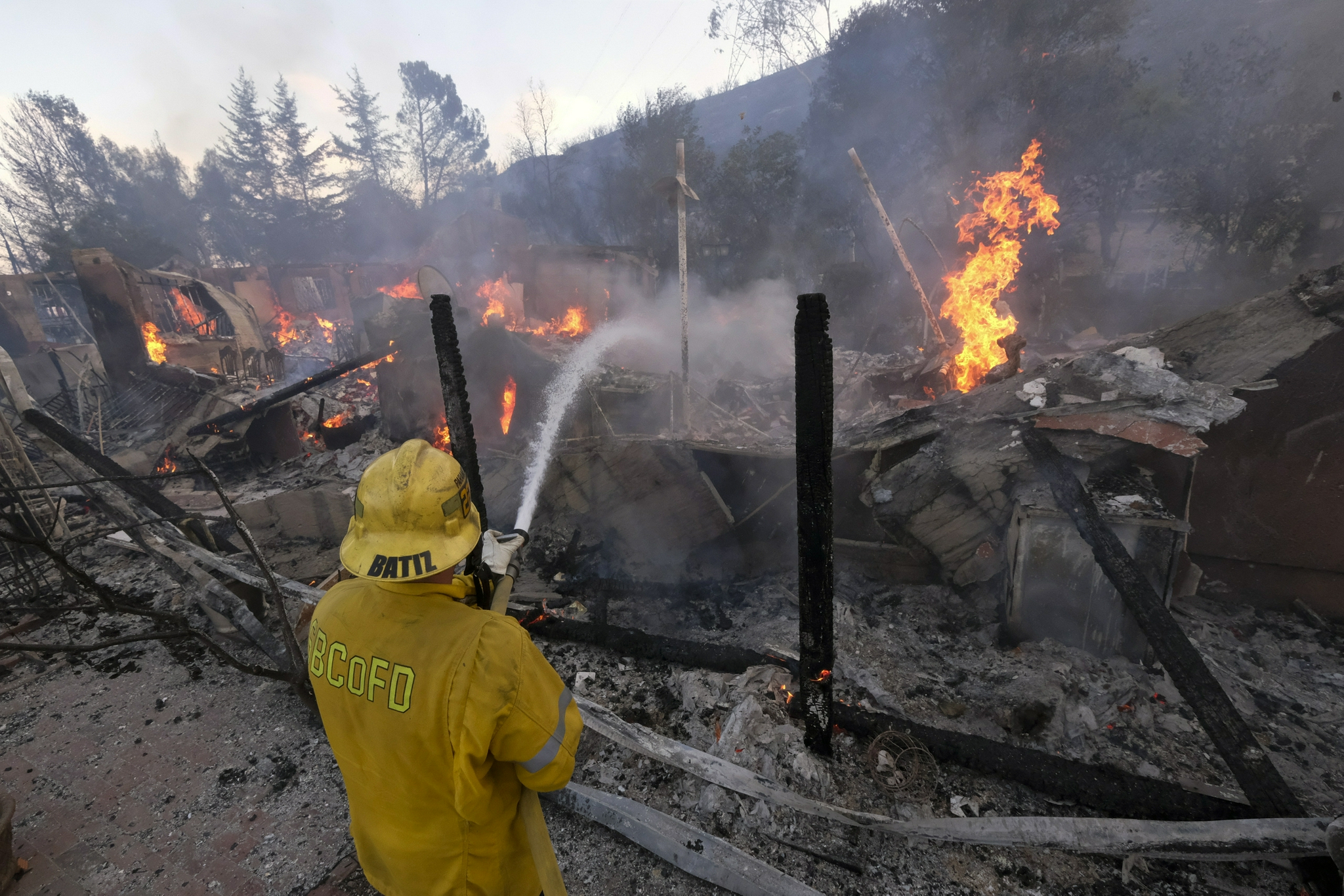 美国加州山火持续|消防员|山火|直升机_新浪新闻