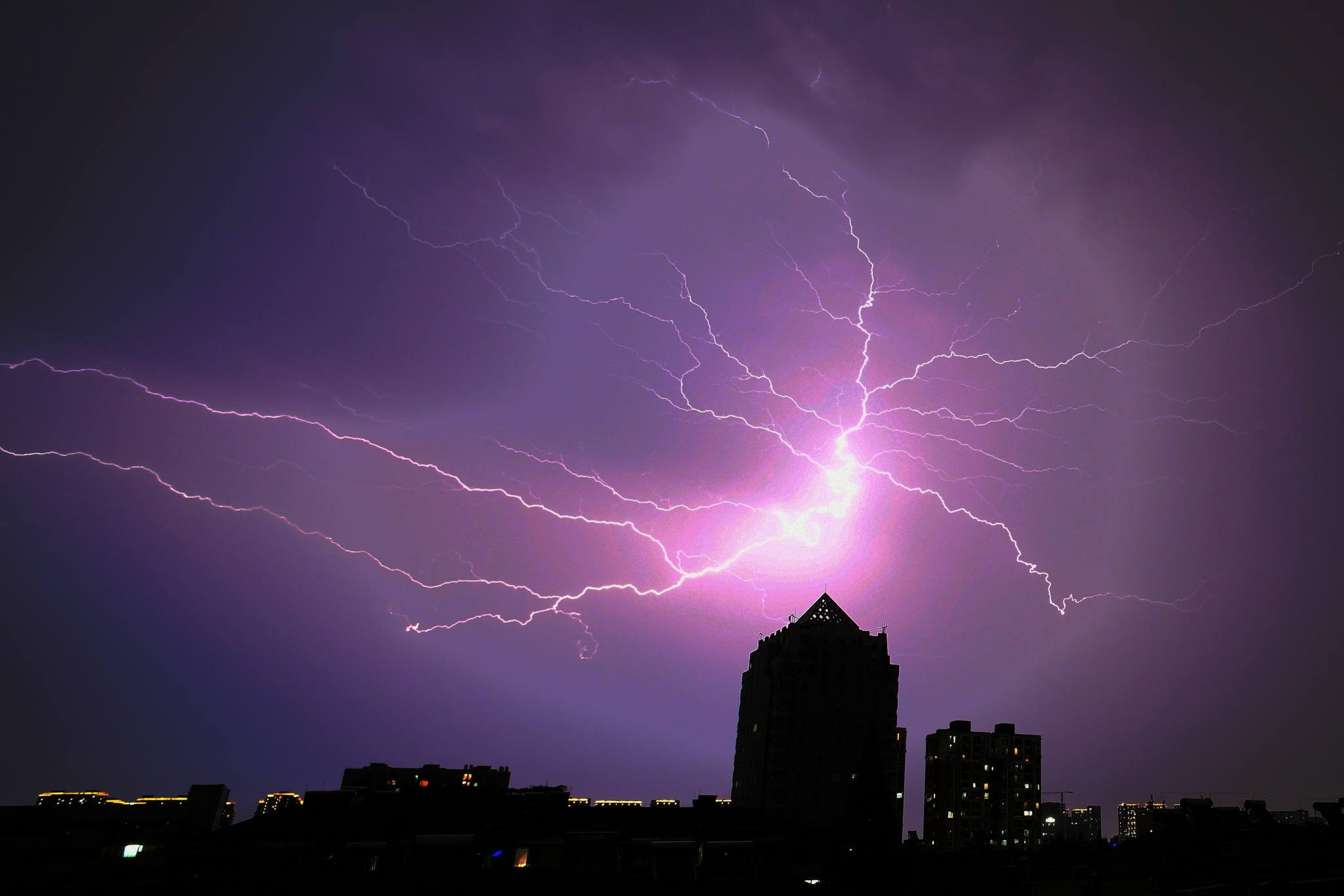 杭州市气象台发布了雷电黄色预警信号.