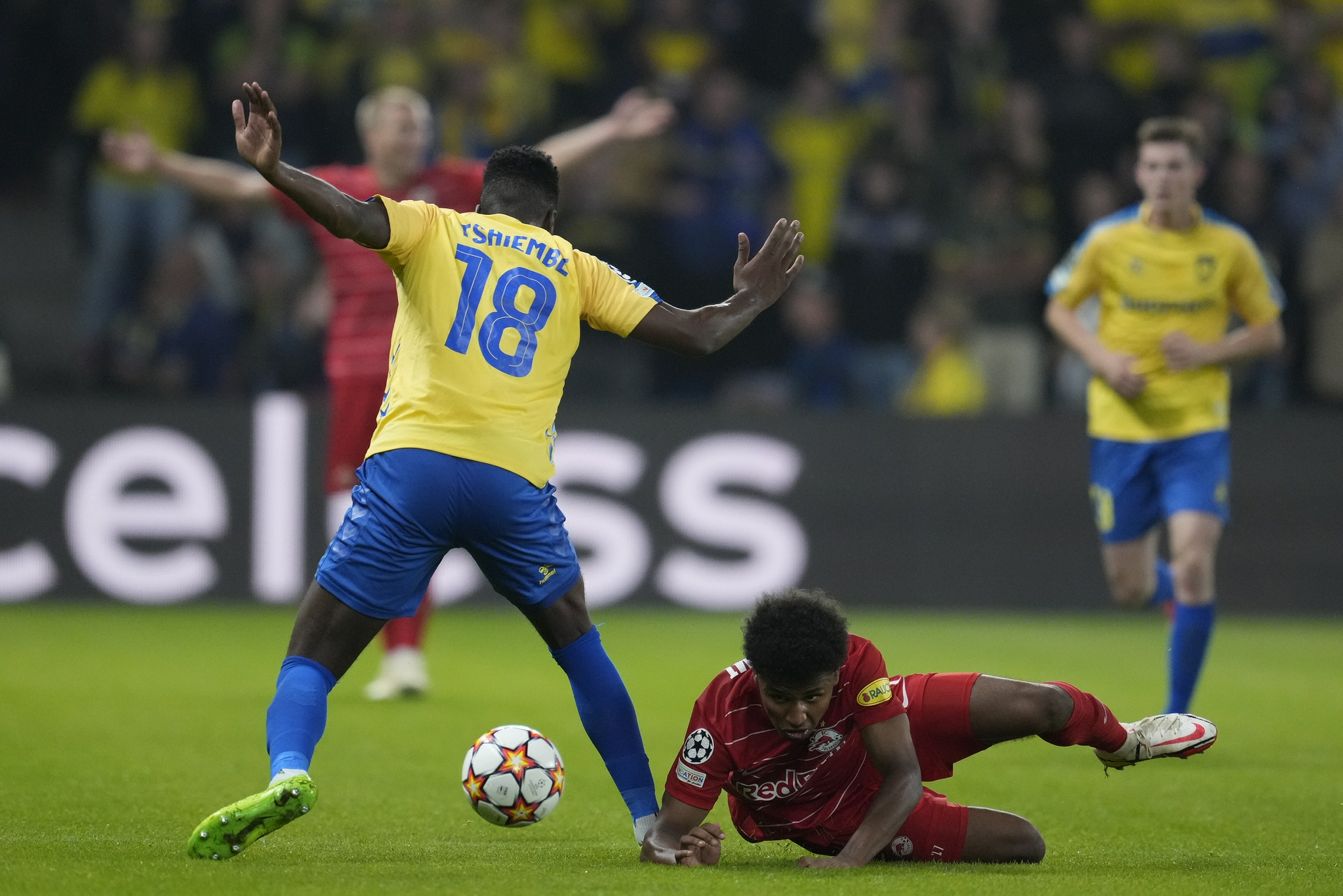 足球——欧冠联赛:萨尔茨堡红牛晋级正赛