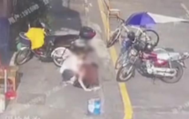 男子当街强行按倒女子，警方通报休闲区蓝鸢梦想 - Www.slyday.coM