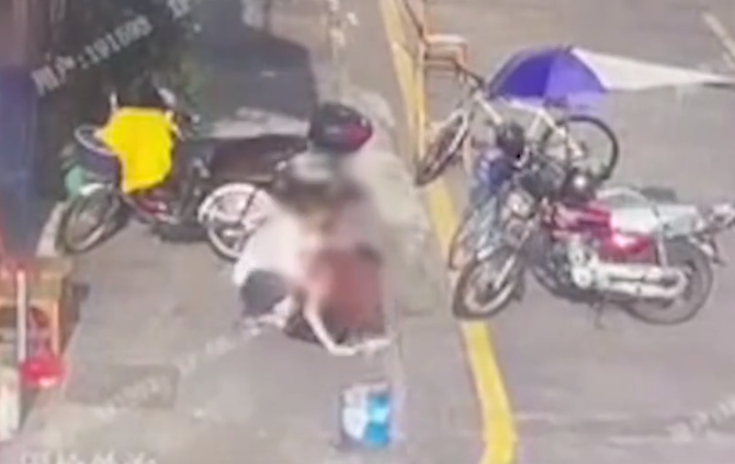 一男子当街扑倒一名女性，警方通报休闲区蓝鸢梦想 - Www.slyday.coM