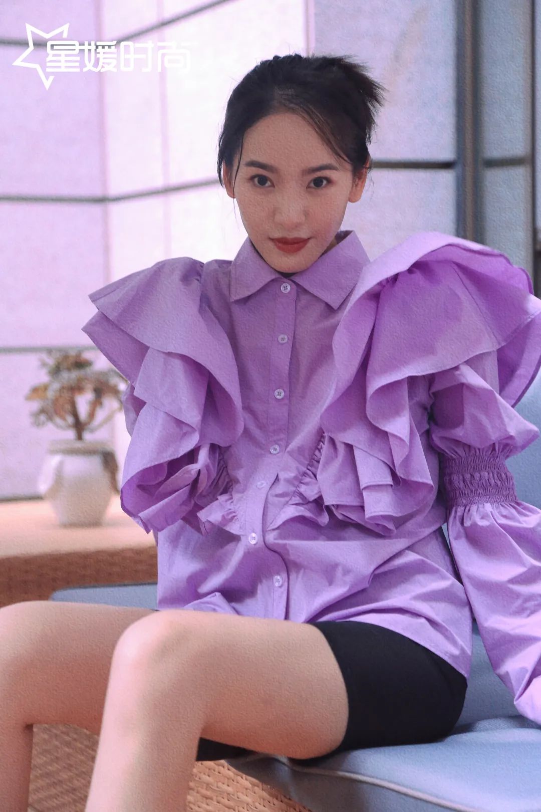 《瑶象传奇》里白雪饰演的是一个叫吴若莘的女孩,她的服饰会比较穿金