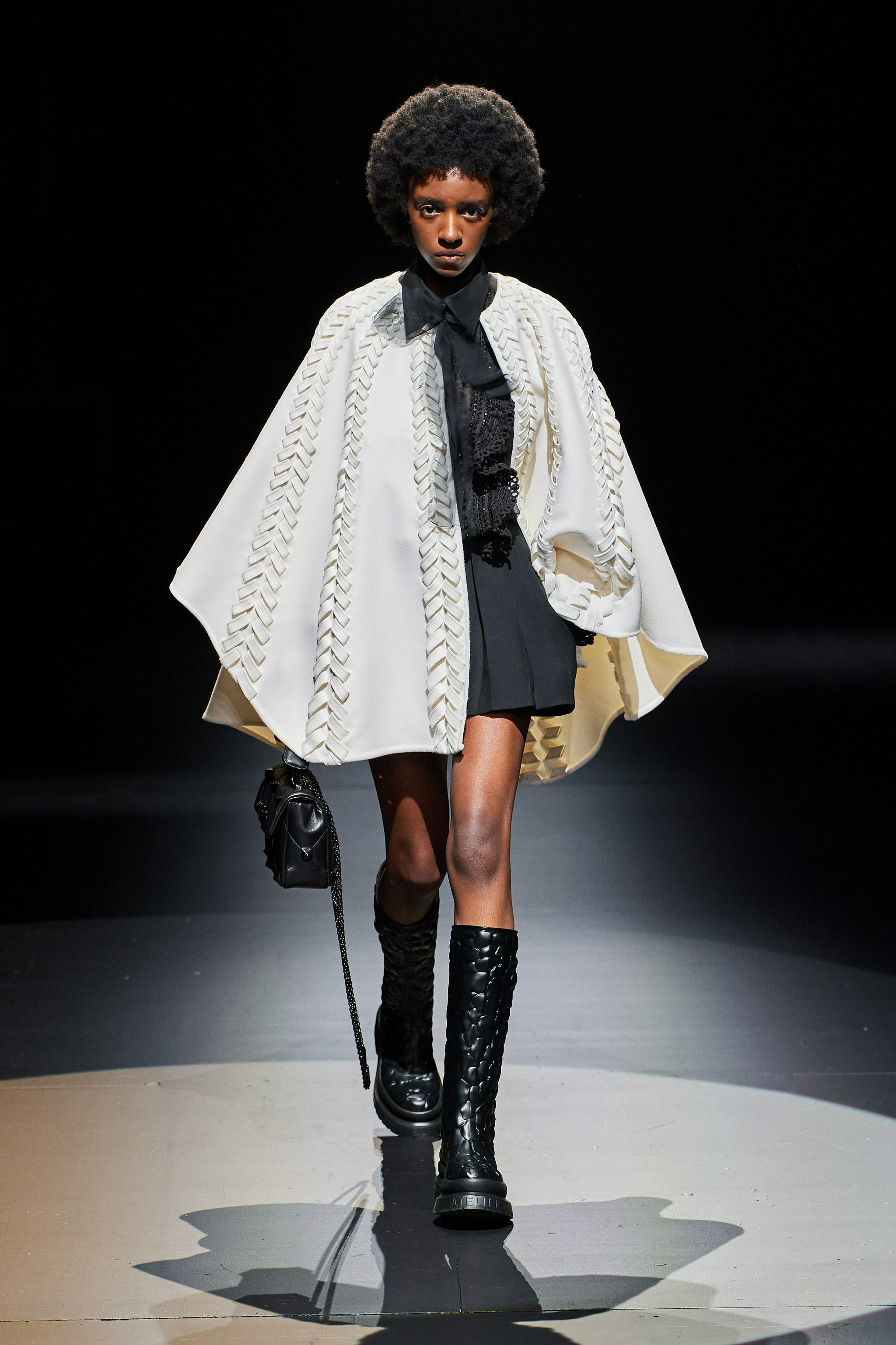 valentino黑白雨靴朋克范儿十足,fendi peekaboo手袋出新色丨是日美好