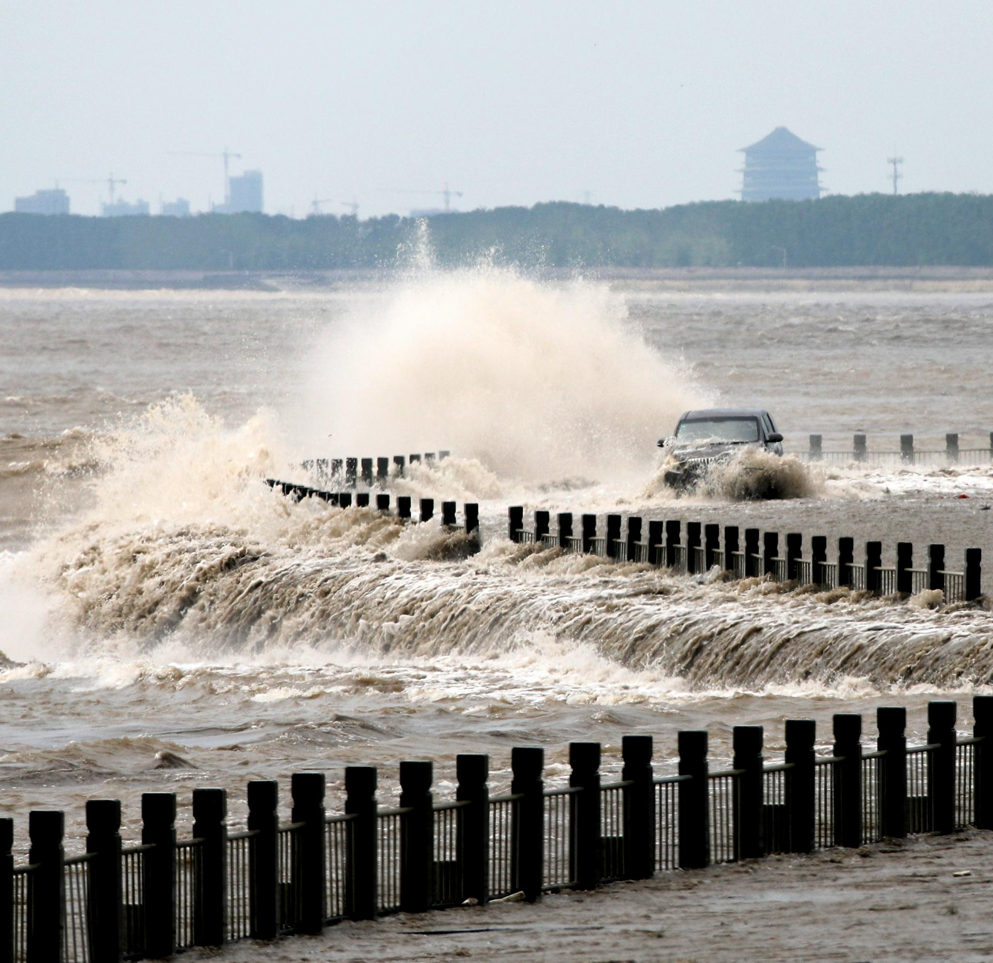 钱塘江鬼王潮气势大