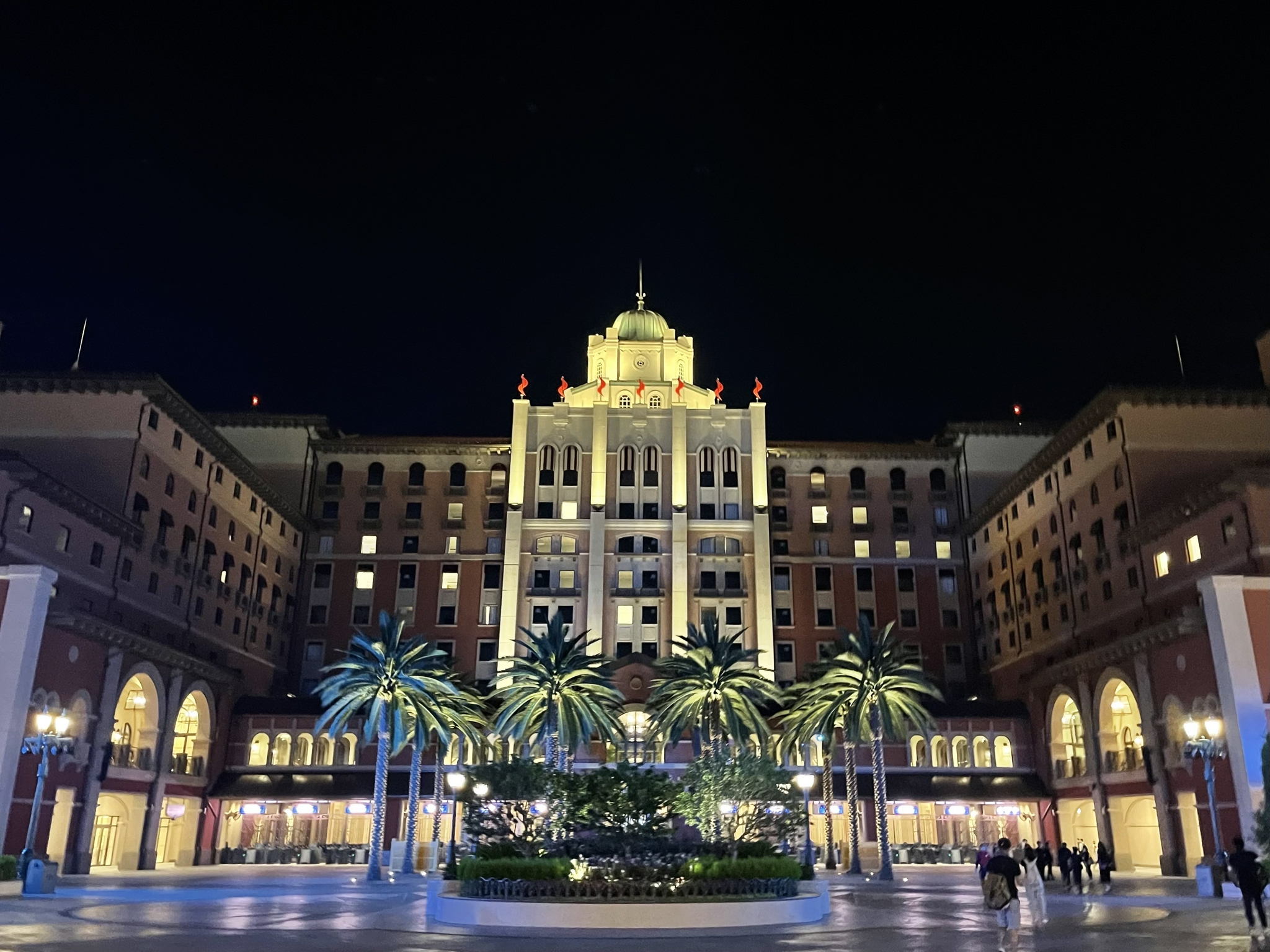 从环球影城大酒店进入园区后,便是好莱坞景区的林荫大道.