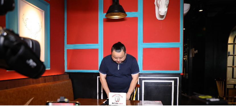 胖哥俩肉蟹煲创始人张灵瀚挥泪致歉网友提醒创业更要守业
