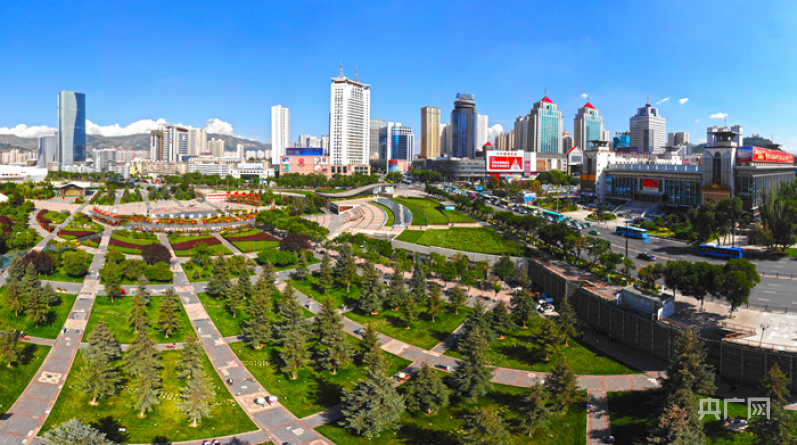 繁华又宜居的西宁市区(央广网发 张海东 摄)