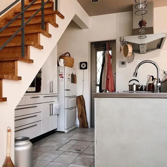 01   楼梯下方做厨房   拒绝浪费每一寸空间   在之前的文章中