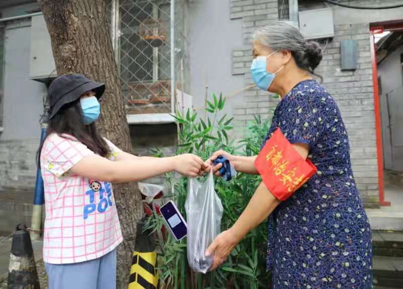 胡同里发起“甜葡萄”行动，“疫情过后，咱们葡萄架下再相聚！”休闲区蓝鸢梦想 - Www.slyday.coM