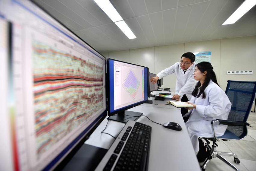 吉林油田科研人员进行物探资料解释.(吉林油田供图)