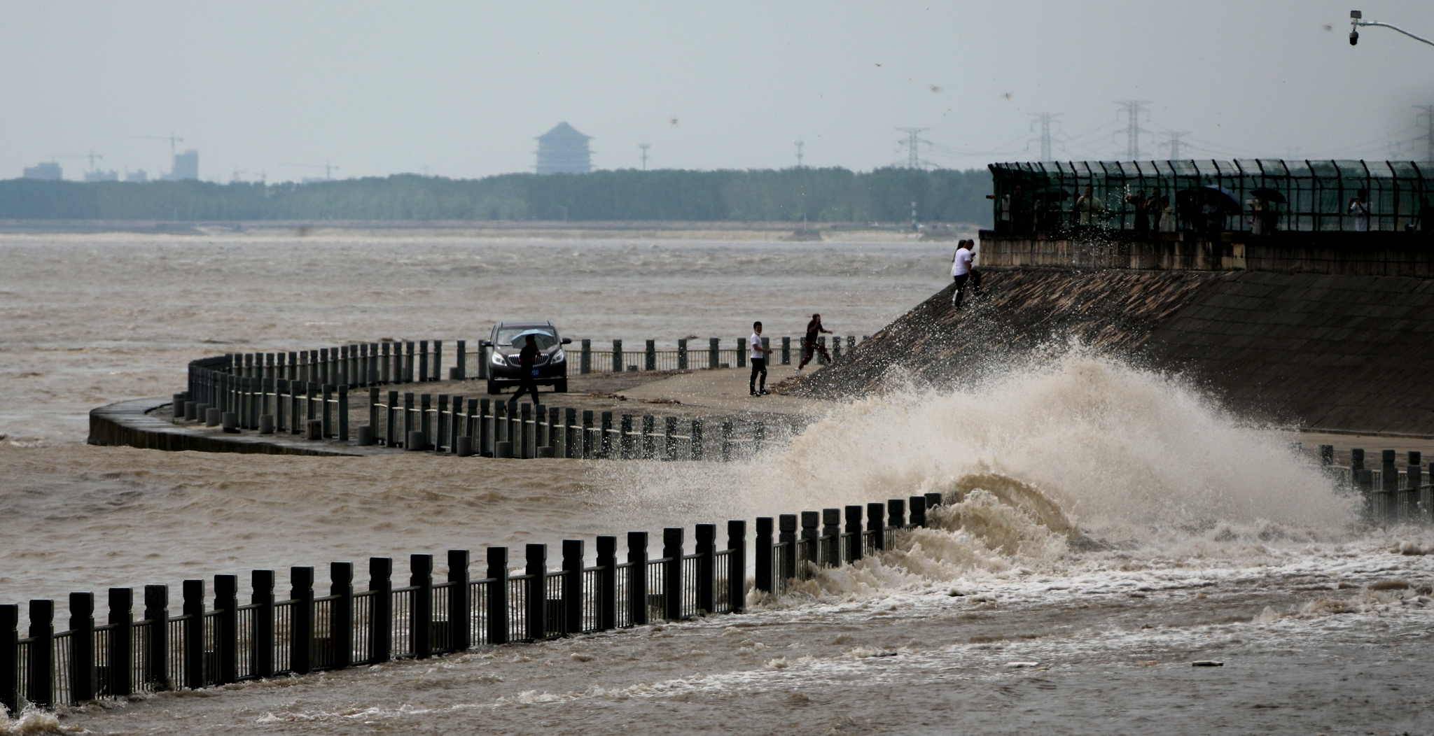 钱塘江鬼王潮气势大