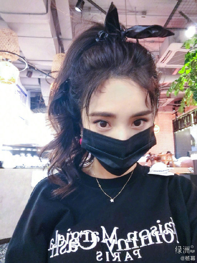 杨幂戴口罩怼脸自拍 俏皮喊话粉丝:12年的自拍数完了吗