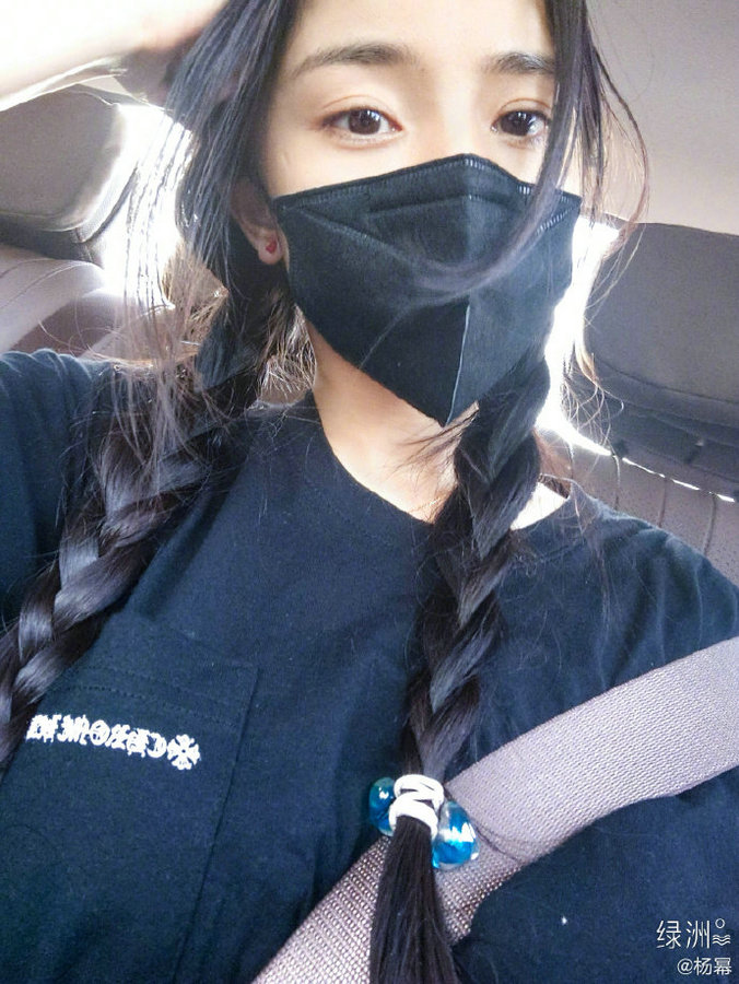 杨幂戴口罩怼脸自拍 俏皮喊话粉丝:12年的自拍数完了吗