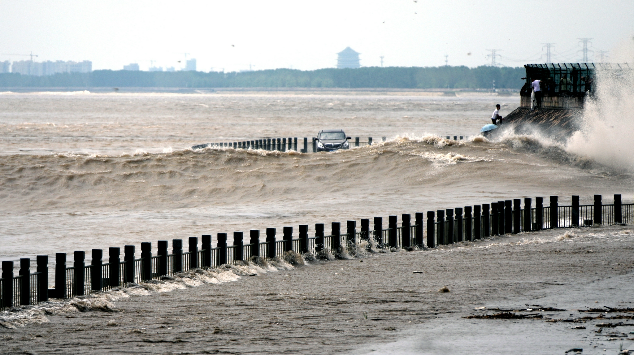 钱塘江鬼王潮气势大