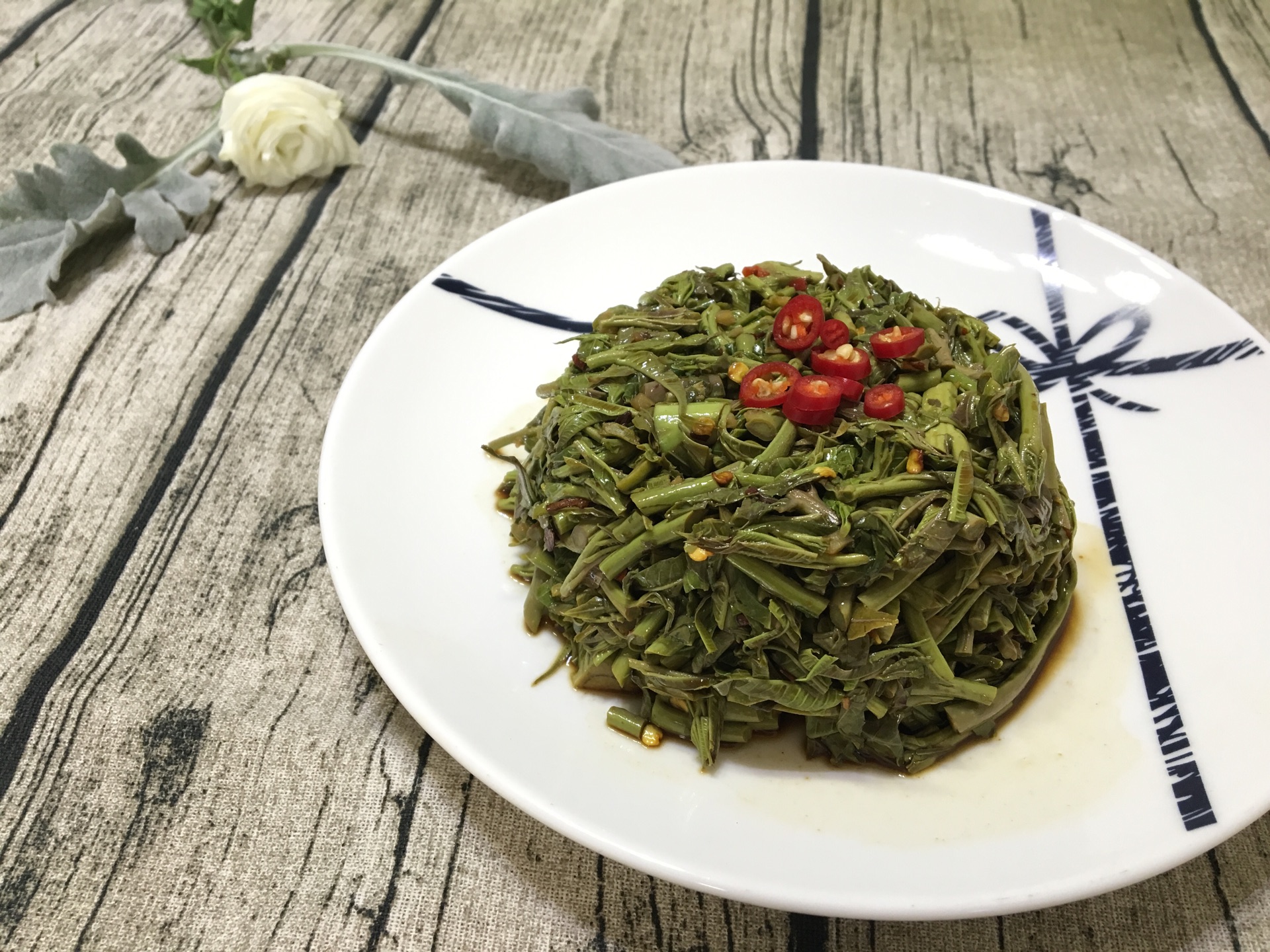 春季必做美食凉拌香椿,鲜嫩爽口有营养,方法简单到你三分钟学会