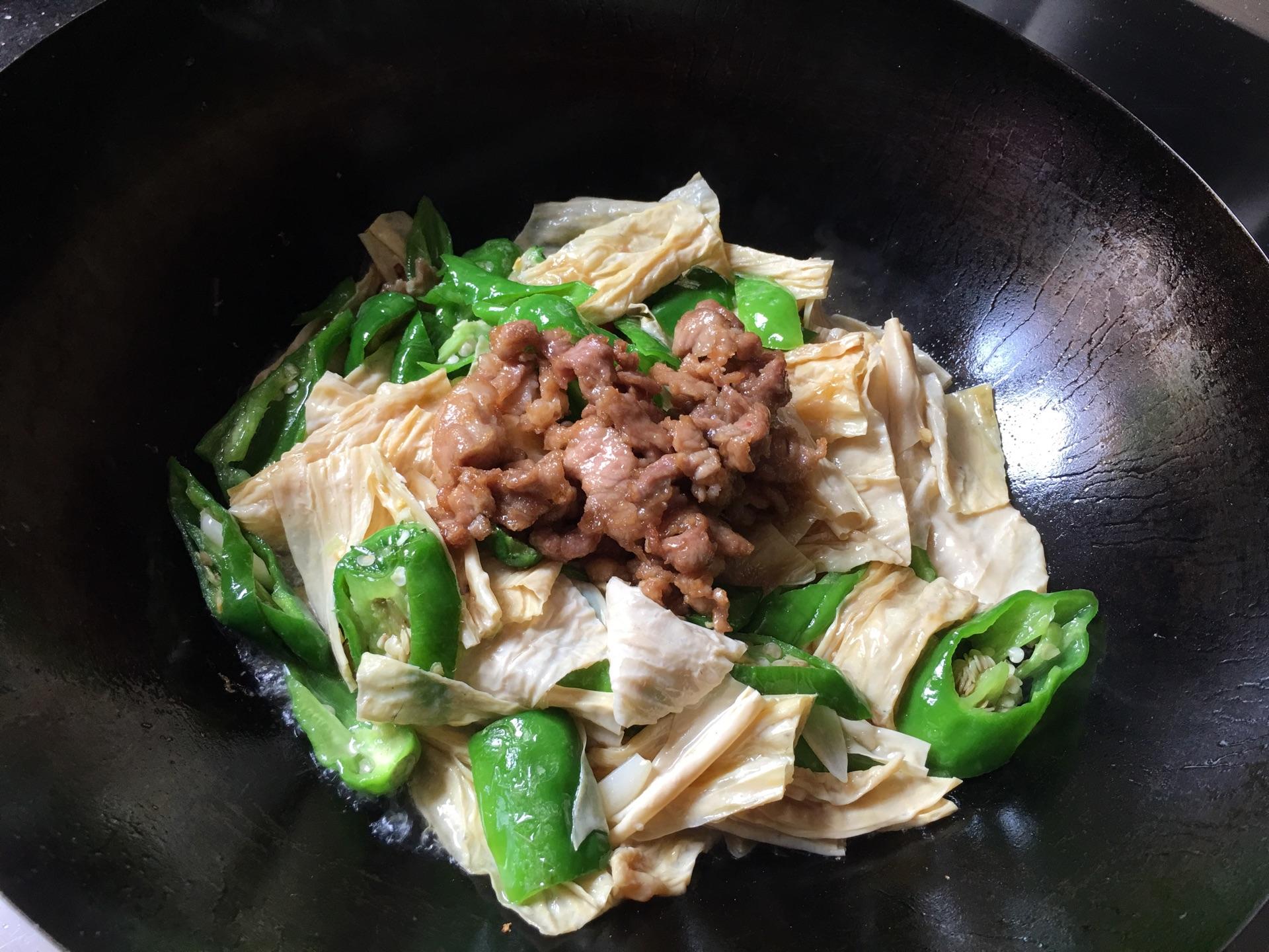 美味下饭的青椒炒腐竹