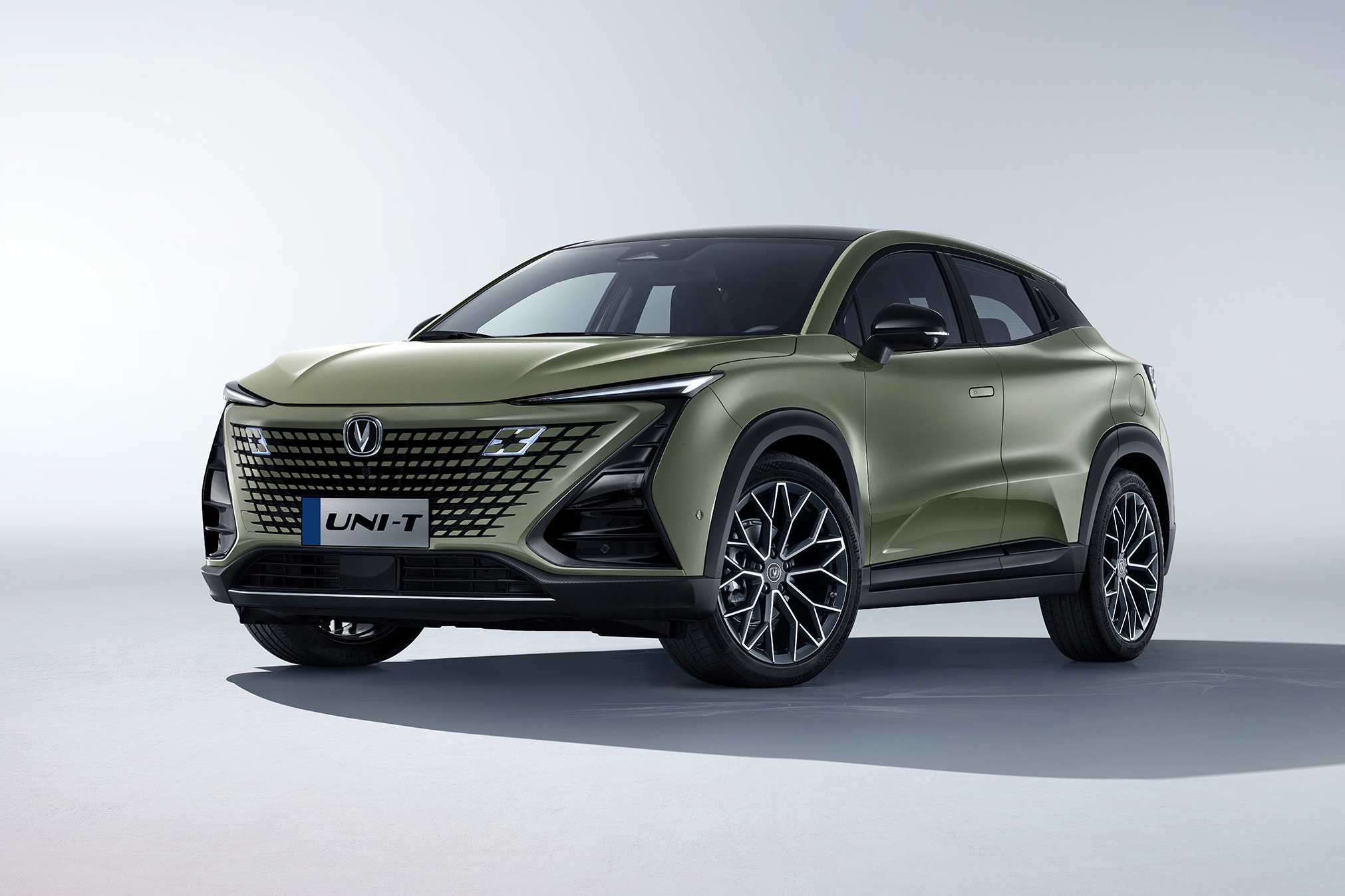 外观设计上,uni-t以长安家族化风格为蓝本,融入了锋锐轮廓和光影曲线