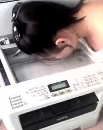 女子对面貌自信满满,把脸放进打印机,复印出来后不淡定了休闲区蓝鸢梦想 - Www.slyday.coM 女子对面貌自信满满,把脸放进打印机,复印出来后不淡定了休闲区蓝鸢梦想 - Www.slyday.coM