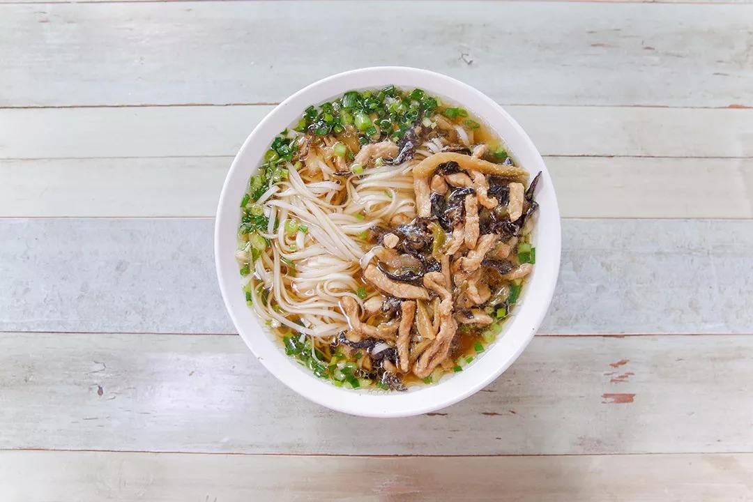 美味的榨菜肉末拌面