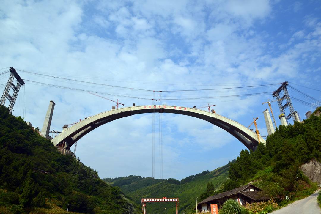 图为夜郎河大桥在修建总而言之,对正在建设发展中的中国来说,修建夜郎
