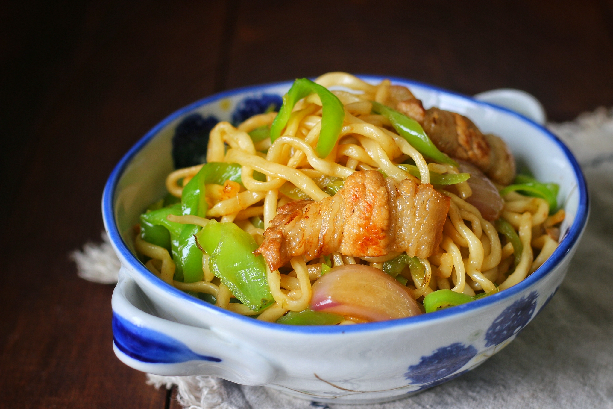 炒面时，面条先蒸再炒，根根分明，好吃入味，味道不比饭店差|炒面|面条|尖椒_新浪新闻