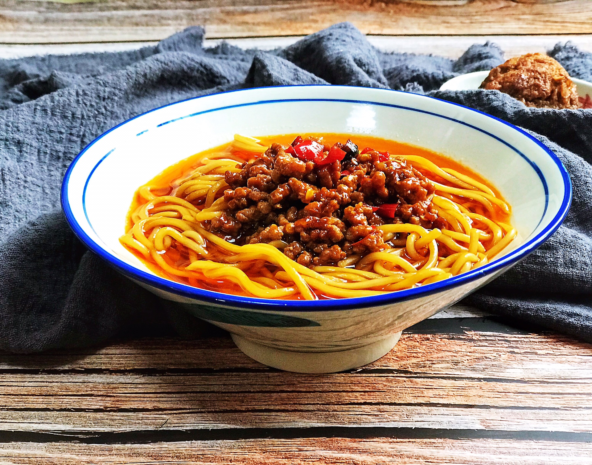 让你越辣越想吃的美味,口水止不住,只需要一碗辣肉面