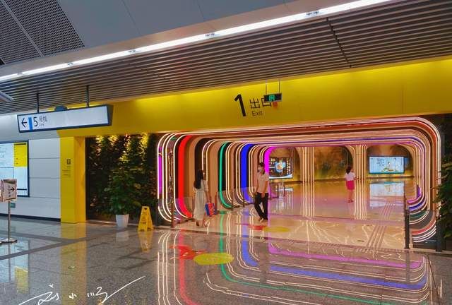 重庆又出现一个网红地铁口如同时光隧道好多游客都来打卡