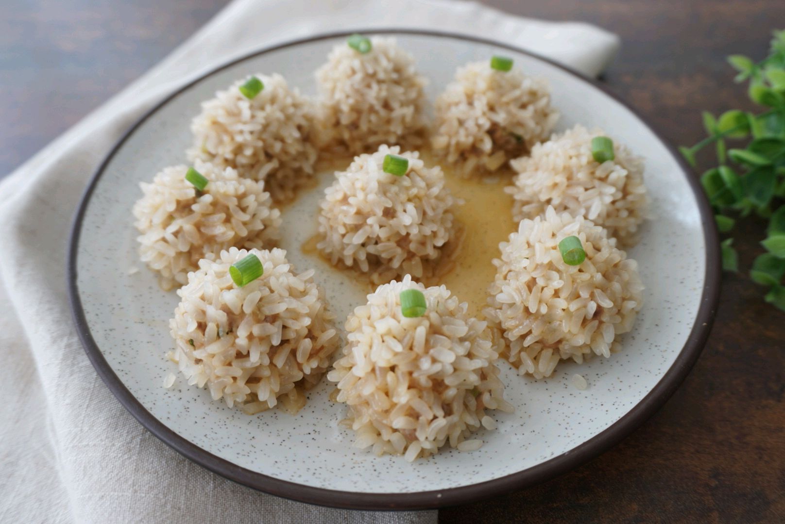 香糯软嫩的珍珠糯米丸子掀开锅盖的一刻香气扑鼻而来