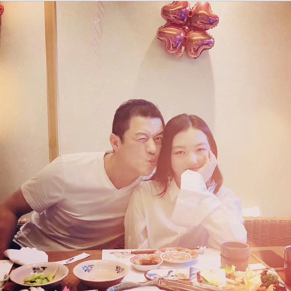 李亚鹏罕见晒女儿向李嫣撒娇亲大腿举止过于亲昵引争议