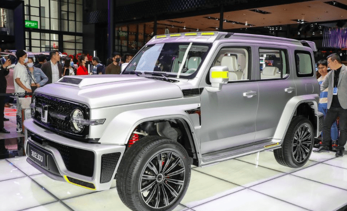 硬汉本色纯白内饰赛博坦克300起售价308万估计又要等很久