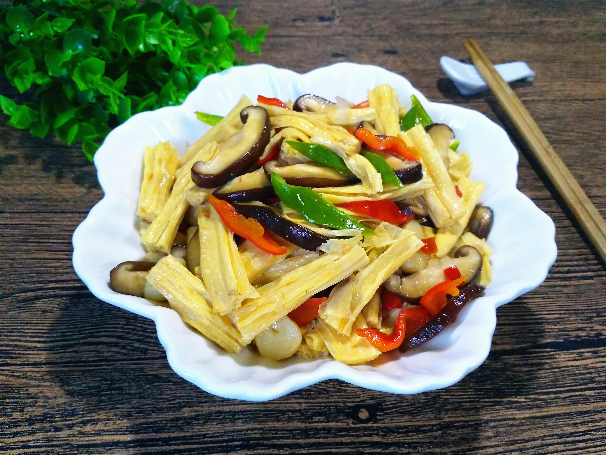 美味下饭的青椒炒腐竹