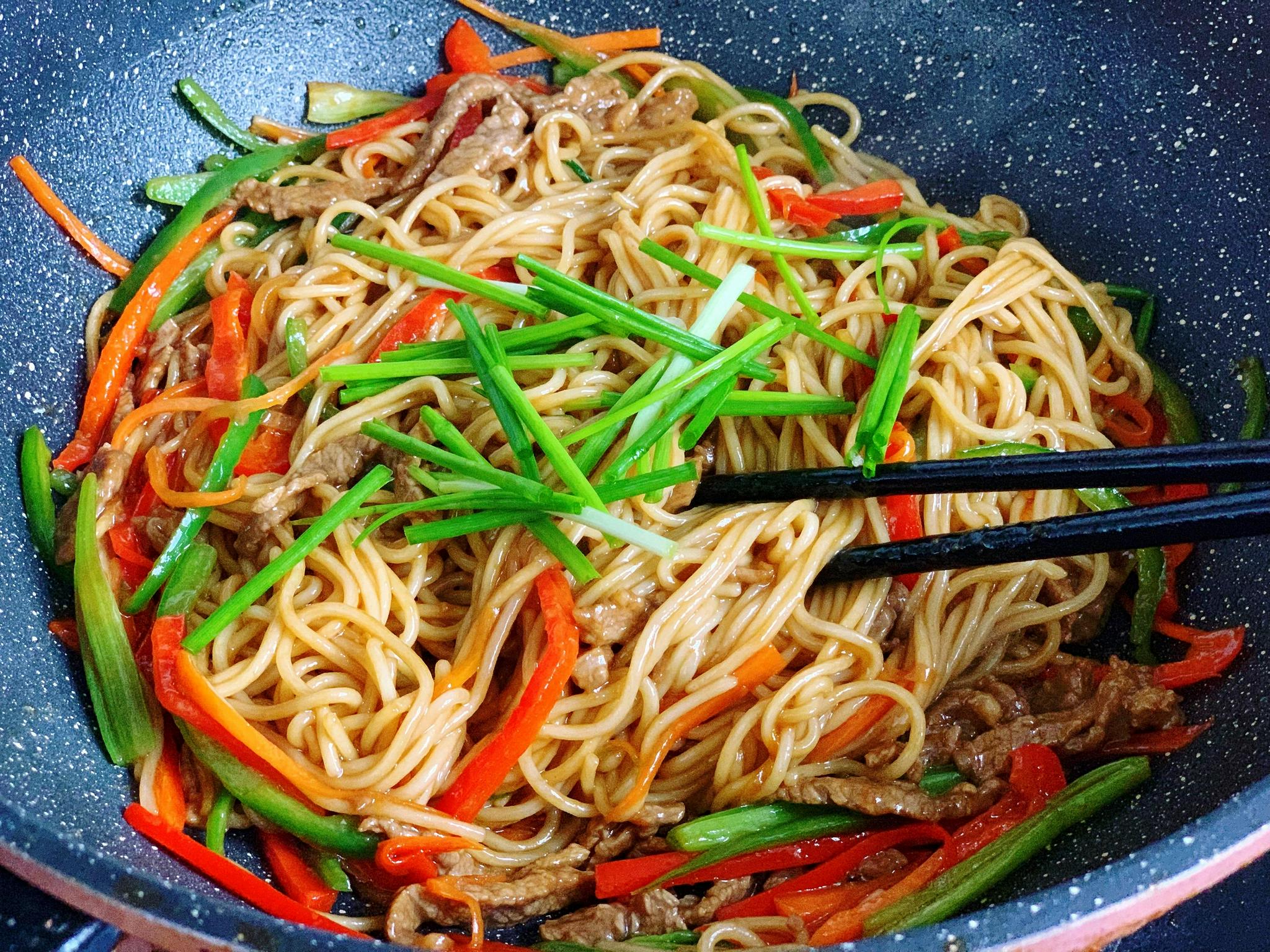 美味的鸡蛋牛肉炒面